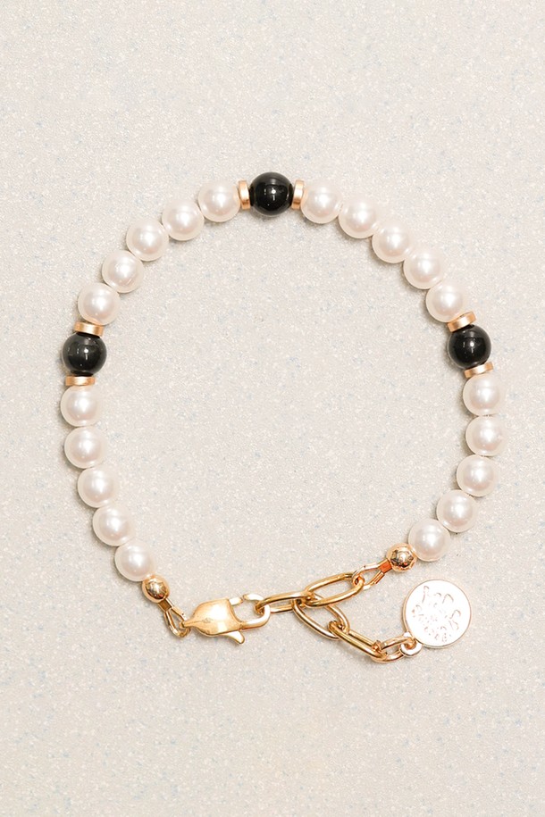 파피 팔찌 블랙은 여성용 팔찌로, 미니멀하면서도 엘레강스한 스타일을 연출합니다. 진주와 블랙 구슬이 조화롭게 어우러져 세련된 분위기를 자아내며, 골드 체인 클래스프가 더해져 고급스러움을 더합니다. 데이트룩이나 모임룩에 착용하여 스타일에 포인트를 줄 수 있으며, 클래식하면서도 세련된 디자인으로 다양한 룩에 매치하기 좋습니다. 심플한 디자인으로 일상에서도 부담 없이 착용할 수 있습니다.
