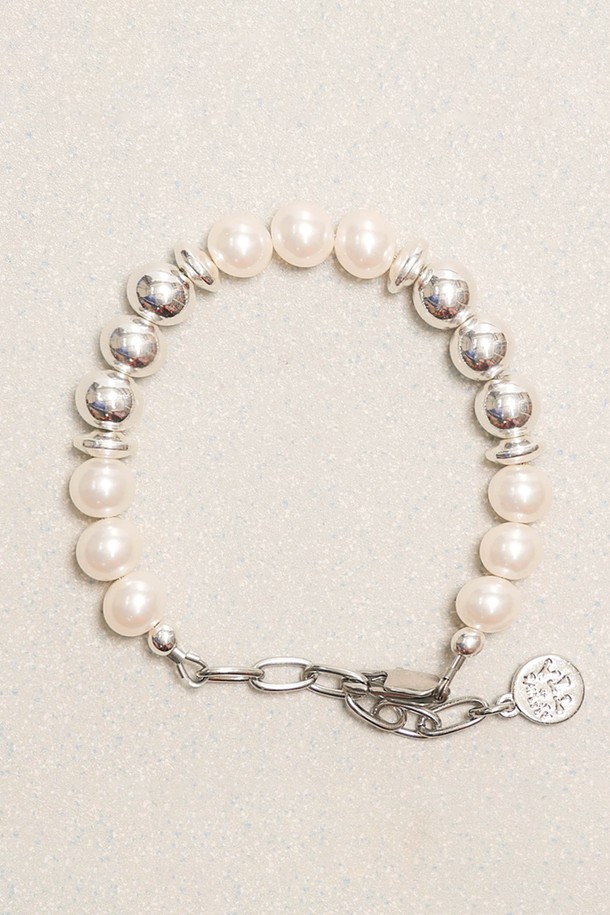 "훈타 팔찌 실버"는 진주와 메탈 볼이 번갈아 배치되어 미니멀하면서도 클래식한 분위기를 연출하는 팔찌입니다. 실버와 화이트 컬러 조합으로 다양한 의상에 매치하기 용이하며, 데이트룩, 모임룩, 카페룩 등 TPO에 맞춰 활용할 수 있습니다. 체인 잠금장치와 브랜드 참 장식이 섬세함을 더하며, 메탈 소재 특유의 세련된 질감을 느낄 수 있습니다. 심플한 디자인으로 유행을 타지 않아 오랫동안 착용할 수 있습니다. "훈타 팔찌 실버"는 당신의 스타일을 더욱 돋보이게 해 줄 것입니다.
