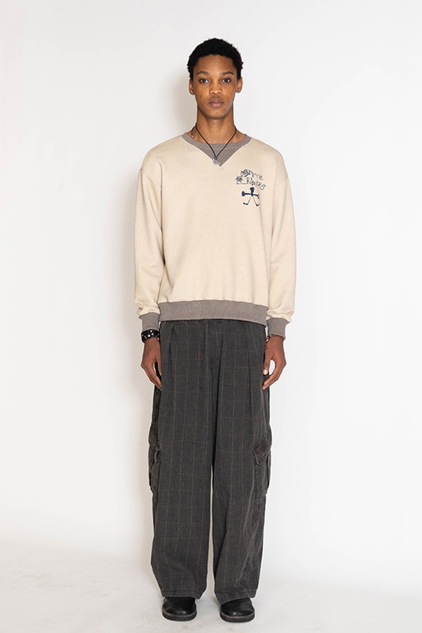 오가닉 리듬 블록 스웻셔츠는 캐주얼, 미니멀, 스트리트 스타일을 선호하는 분들을 위한 상의입니다. 딥 퍼플과 베이지 두 가지 컬러 블록 디자인으로, 일상에서 편안하게 착용하기 좋습니다. 면과 폴리에스테르 혼방 소재로 제작되어 부드러운 촉감과 편안한 착용감을 제공합니다. 가먼트다잉 가공을 거쳐 빈티지 무드를 더했으며, 움직임이 편안한 거셋 디테일을 더했습니다. 오버핏과 긴 소매 기장으로 트렌디한 스타일을 연출하며, 동네 마실룩이나 집콕룩으로 활용하기 좋습니다.
