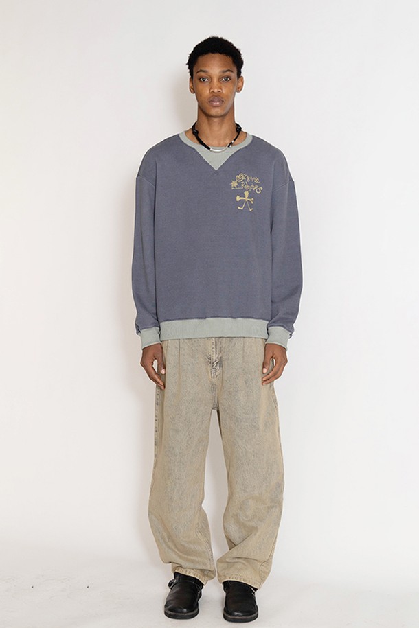 오가닉 리듬 블록 스웻셔츠는 베이직 스타일의 상의로, 일상생활에서 편안하게 착용할 수 있습니다. 딥 퍼플과 베이지 두 가지 컬러로 출시되었으며, 면과 폴리에스테르 혼방 소재로 제작되어 부드러운 촉감을 선사합니다. 컬러 블록 패턴과 긴소매, 오버핏 디자인이 특징이며, 가먼트다잉 워싱 처리와 구셋 디테일로 완성도를 높였습니다. 캐주얼, 미니멀, 클래식 스타일을 모두 소화하는 매력적인 스웻셔츠입니다.
