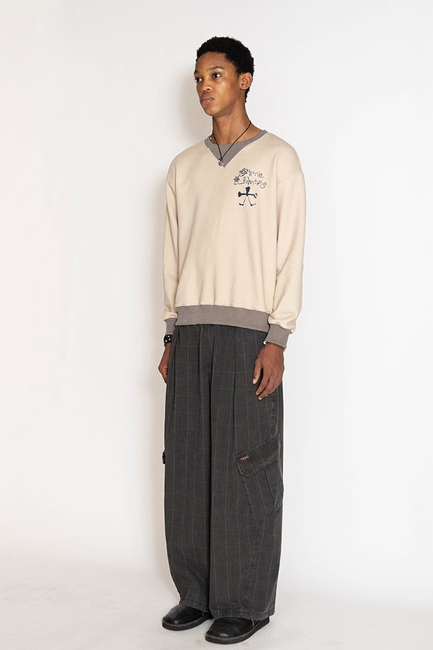 오가닉 리듬 블록 스웻셔츠는 캐주얼, 미니멀, 스트리트 스타일을 선호하는 분들을 위한 상의입니다. 딥 퍼플과 베이지 두 가지 컬러 블록 디자인으로, 일상에서 편안하게 착용하기 좋습니다. 면과 폴리에스테르 혼방 소재로 제작되어 부드러운 촉감과 편안한 착용감을 제공합니다. 가먼트다잉 가공을 거쳐 빈티지 무드를 더했으며, 움직임이 편안한 거셋 디테일을 더했습니다. 오버핏과 긴 소매 기장으로 트렌디한 스타일을 연출하며, 동네 마실룩이나 집콕룩으로 활용하기 좋습니다.
