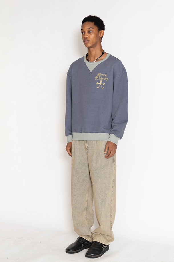 오가닉 리듬 블록 스웻셔츠는 베이직 스타일의 상의로, 일상생활에서 편안하게 착용할 수 있습니다. 딥 퍼플과 베이지 두 가지 컬러로 출시되었으며, 면과 폴리에스테르 혼방 소재로 제작되어 부드러운 촉감을 선사합니다. 컬러 블록 패턴과 긴소매, 오버핏 디자인이 특징이며, 가먼트다잉 워싱 처리와 구셋 디테일로 완성도를 높였습니다. 캐주얼, 미니멀, 클래식 스타일을 모두 소화하는 매력적인 스웻셔츠입니다.
