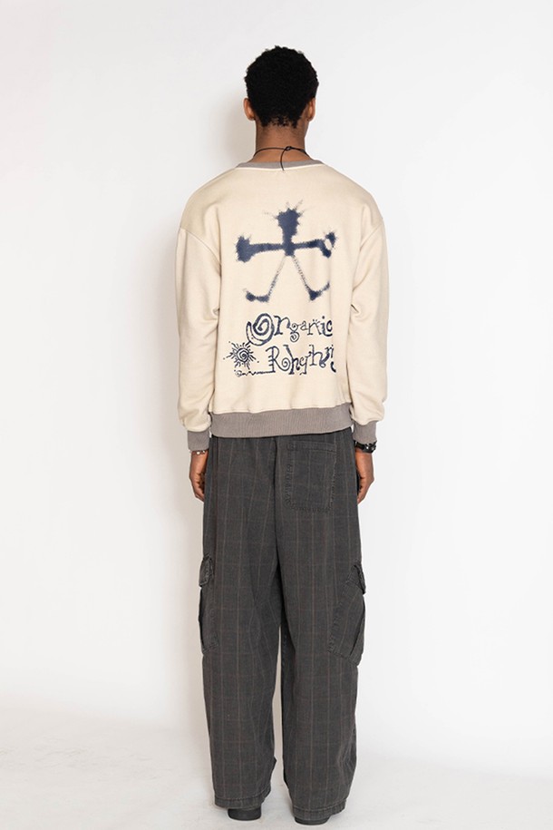 오가닉 리듬 블록 스웻셔츠는 캐주얼, 미니멀, 스트리트 스타일을 선호하는 분들을 위한 상의입니다. 딥 퍼플과 베이지 두 가지 컬러 블록 디자인으로, 일상에서 편안하게 착용하기 좋습니다. 면과 폴리에스테르 혼방 소재로 제작되어 부드러운 촉감과 편안한 착용감을 제공합니다. 가먼트다잉 가공을 거쳐 빈티지 무드를 더했으며, 움직임이 편안한 거셋 디테일을 더했습니다. 오버핏과 긴 소매 기장으로 트렌디한 스타일을 연출하며, 동네 마실룩이나 집콕룩으로 활용하기 좋습니다.
