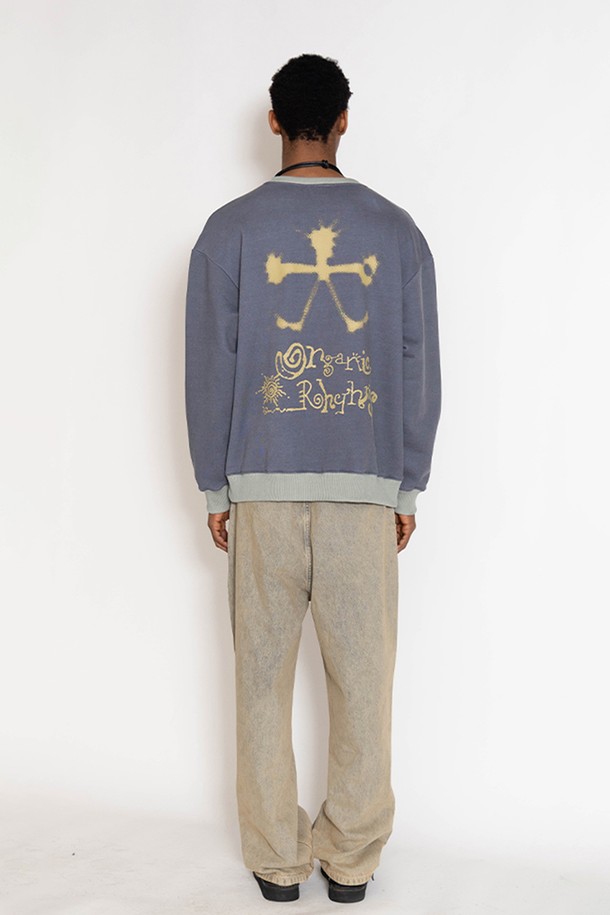 오가닉 리듬 블록 스웻셔츠는 베이직 스타일의 상의로, 일상생활에서 편안하게 착용할 수 있습니다. 딥 퍼플과 베이지 두 가지 컬러로 출시되었으며, 면과 폴리에스테르 혼방 소재로 제작되어 부드러운 촉감을 선사합니다. 컬러 블록 패턴과 긴소매, 오버핏 디자인이 특징이며, 가먼트다잉 워싱 처리와 구셋 디테일로 완성도를 높였습니다. 캐주얼, 미니멀, 클래식 스타일을 모두 소화하는 매력적인 스웻셔츠입니다.
