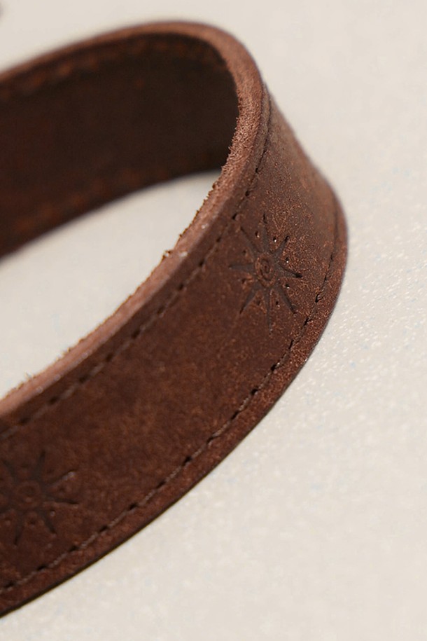 그라피코스 레더 팔찌 다크 브라운은 시그니처 그래픽 각인이 돋보이는 가죽 팔찌입니다. 부드러운 소가죽과 면 소재를 사용하여 편안한 착용감을 제공하며, 끈형 여밈 방식으로 사이즈 조절이 용이합니다. 다크 브라운, 브라운, 올리브, 블랙 4가지 색상으로 출시되어 다양한 스타일에 매치하기 좋습니다.  자연스러운 스타일링을 연출하며, 데이트룩, 여행룩, 산책룩 등 TPO에 맞춰 캐주얼, 클래식, 미니멀한 스타일을 완성해보세요. 천연 소재 특성상 각 제품마다 고유한 외관을 가지며, 형태, 결 패턴, 약간의 벗겨짐 현상이 있을 수 있습니다.
