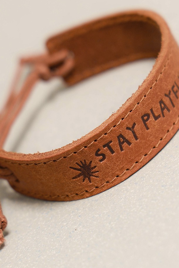 그라피코스 레더 팔찌 브라운은 남녀 모두 착용 가능한 가죽 팔찌입니다. 브라운, 올리브, 블랙, 다크브라운 4가지 색상으로 출시되었으며, 로고 패턴과 각인 장식이 돋보입니다. 부드러운 소가죽과 면 소재를 사용하여, 자연스러운 텍스처를 즐길 수 있습니다. 끈 잠금 방식으로 사이즈 조절이 용이하며, 데이트룩, 카페룩 등 다양한 스타일에 클래식, 미니멀, 캐주얼하게 매치할 수 있습니다. 다만, 천연 소재 특성상 제품별 외관 차이가 있으며, 물에 닿으면 변형될 수 있고, 염색 공정으로 인해 이염될 수 있으니 주의 바랍니다.
