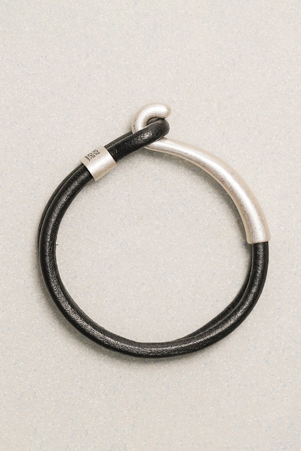 그릿 레더 팔찌 블랙은 미니멀하고 캐주얼한 스타일을 추구하는 남녀 모두에게 어울리는 데일리 팔찌입니다. 블랙 레더 스트랩과 실버 메탈 디테일의 조화가 시크한 매력을 더하며, 무지 디자인으로 어떤 옷에도 잘 어울립니다. 후크 잠금 방식으로 편안하게 착용할 수 있으며, 동네 마실룩에 포인트를 주기 좋습니다. 가죽 소재 특유의 질감은 고급스러움을 더해줍니다.
