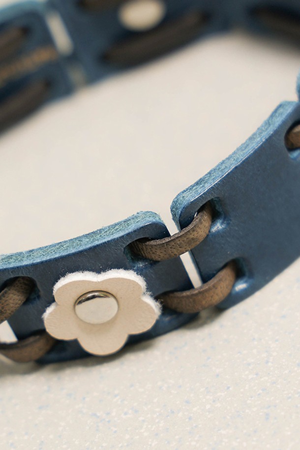 피버퓨 레더 비즈 팔찌 블루는 가죽 스트랩과 비즈, 플라워 장식이 조화롭게 어우러진 팔찌입니다. 푸른색 컬러가 시원한 느낌을 주며, 캐주얼 스타일에 잘 어울리는 디자인입니다. 더블 스트랩 디자인으로 유니크함을 더했으며, 버클형 잠금 방식으로 편안하게 착용할 수 있습니다. 일상생활에서 동네 마실룩, 여행룩 등 다양한 TPO에 맞춰 활용하기 좋습니다. 미니멀, 에스닉 스타일을 선호하는 분들께 추천합니다.
