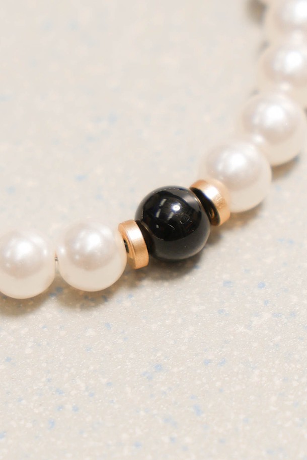 파피 팔찌 블랙은 여성용 팔찌로, 미니멀하면서도 엘레강스한 스타일을 연출합니다. 진주와 블랙 구슬이 조화롭게 어우러져 세련된 분위기를 자아내며, 골드 체인 클래스프가 더해져 고급스러움을 더합니다. 데이트룩이나 모임룩에 착용하여 스타일에 포인트를 줄 수 있으며, 클래식하면서도 세련된 디자인으로 다양한 룩에 매치하기 좋습니다. 심플한 디자인으로 일상에서도 부담 없이 착용할 수 있습니다.
