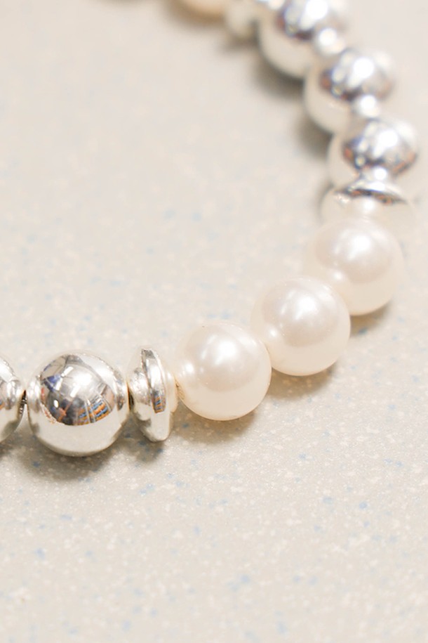 "훈타 팔찌 실버"는 진주와 메탈 볼이 번갈아 배치되어 미니멀하면서도 클래식한 분위기를 연출하는 팔찌입니다. 실버와 화이트 컬러 조합으로 다양한 의상에 매치하기 용이하며, 데이트룩, 모임룩, 카페룩 등 TPO에 맞춰 활용할 수 있습니다. 체인 잠금장치와 브랜드 참 장식이 섬세함을 더하며, 메탈 소재 특유의 세련된 질감을 느낄 수 있습니다. 심플한 디자인으로 유행을 타지 않아 오랫동안 착용할 수 있습니다. "훈타 팔찌 실버"는 당신의 스타일을 더욱 돋보이게 해 줄 것입니다.
