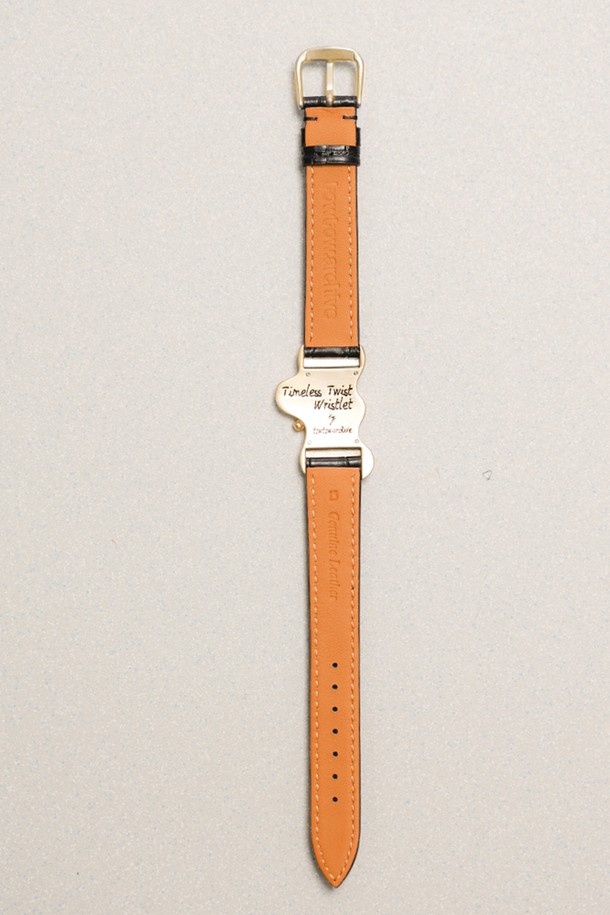 타임리스 트위스트 위슬릿 V3 블랙&골드는 클래식하고 우아한 스타일을 추구하는 여성들을 위한 시계입니다. 블랙과 골드 컬러의 조화가 세련된 느낌을 주며, 곡선형 디자인과 골드톤 케이스가 돋보입니다. 가죽 스트랩과 무지 패턴은 미니멀하면서도 고급스러운 분위기를 연출합니다. 데이트룩, 오피스룩, 모임룩 등 다양한 TPO에 맞춰 착용할 수 있으며, 아날로그 디스플레이로 시간을 확인할 수 있습니다.
