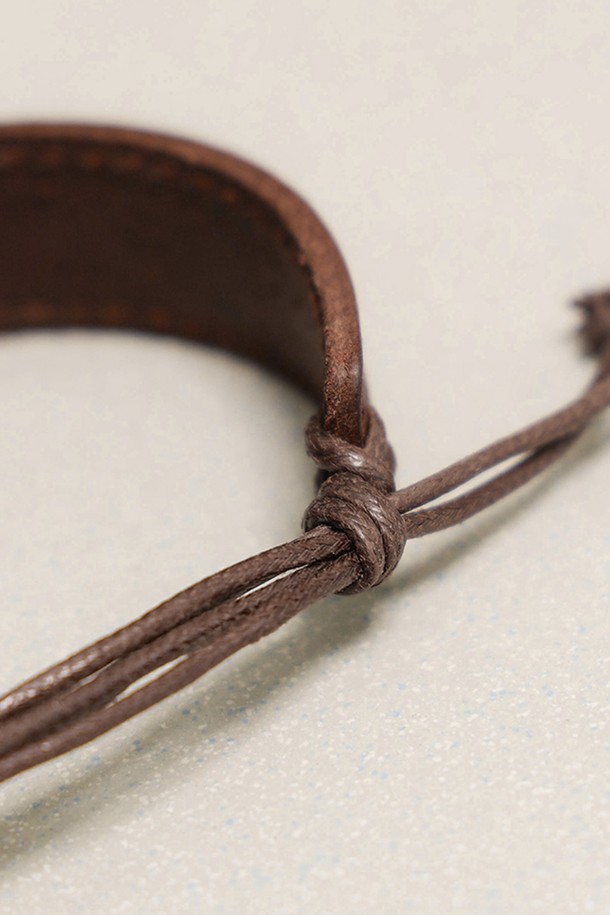 그라피코스 레더 팔찌 다크 브라운은 시그니처 그래픽 각인이 돋보이는 가죽 팔찌입니다. 부드러운 소가죽과 면 소재를 사용하여 편안한 착용감을 제공하며, 끈형 여밈 방식으로 사이즈 조절이 용이합니다. 다크 브라운, 브라운, 올리브, 블랙 4가지 색상으로 출시되어 다양한 스타일에 매치하기 좋습니다.  자연스러운 스타일링을 연출하며, 데이트룩, 여행룩, 산책룩 등 TPO에 맞춰 캐주얼, 클래식, 미니멀한 스타일을 완성해보세요. 천연 소재 특성상 각 제품마다 고유한 외관을 가지며, 형태, 결 패턴, 약간의 벗겨짐 현상이 있을 수 있습니다.
