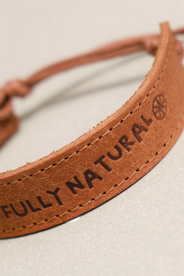 그라피코스 레더 팔찌 브라운은 남녀 모두 착용 가능한 가죽 팔찌입니다. 브라운, 올리브, 블랙, 다크브라운 4가지 색상으로 출시되었으며, 로고 패턴과 각인 장식이 돋보입니다. 부드러운 소가죽과 면 소재를 사용하여, 자연스러운 텍스처를 즐길 수 있습니다. 끈 잠금 방식으로 사이즈 조절이 용이하며, 데이트룩, 카페룩 등 다양한 스타일에 클래식, 미니멀, 캐주얼하게 매치할 수 있습니다. 다만, 천연 소재 특성상 제품별 외관 차이가 있으며, 물에 닿으면 변형될 수 있고, 염색 공정으로 인해 이염될 수 있으니 주의 바랍니다.
