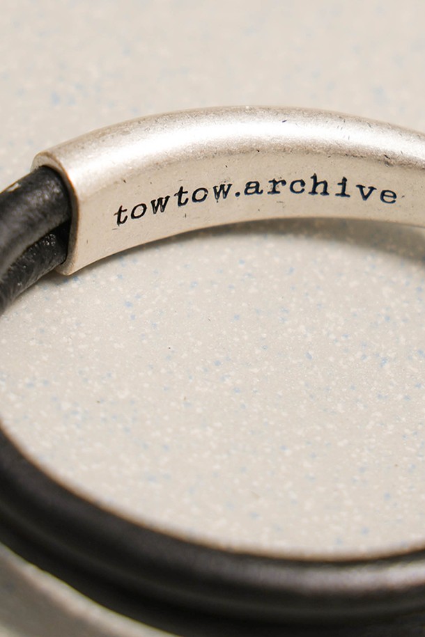 그릿 레더 팔찌 블랙은 미니멀하고 캐주얼한 스타일을 추구하는 남녀 모두에게 어울리는 데일리 팔찌입니다. 블랙 레더 스트랩과 실버 메탈 디테일의 조화가 시크한 매력을 더하며, 무지 디자인으로 어떤 옷에도 잘 어울립니다. 후크 잠금 방식으로 편안하게 착용할 수 있으며, 동네 마실룩에 포인트를 주기 좋습니다. 가죽 소재 특유의 질감은 고급스러움을 더해줍니다.
