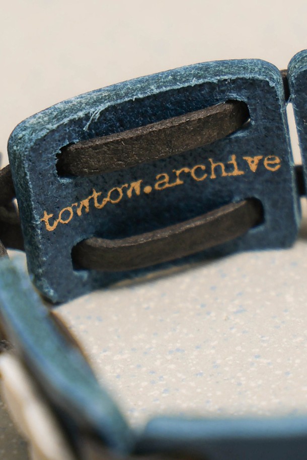 피버퓨 레더 비즈 팔찌 블루는 가죽 스트랩과 비즈, 플라워 장식이 조화롭게 어우러진 팔찌입니다. 푸른색 컬러가 시원한 느낌을 주며, 캐주얼 스타일에 잘 어울리는 디자인입니다. 더블 스트랩 디자인으로 유니크함을 더했으며, 버클형 잠금 방식으로 편안하게 착용할 수 있습니다. 일상생활에서 동네 마실룩, 여행룩 등 다양한 TPO에 맞춰 활용하기 좋습니다. 미니멀, 에스닉 스타일을 선호하는 분들께 추천합니다.
