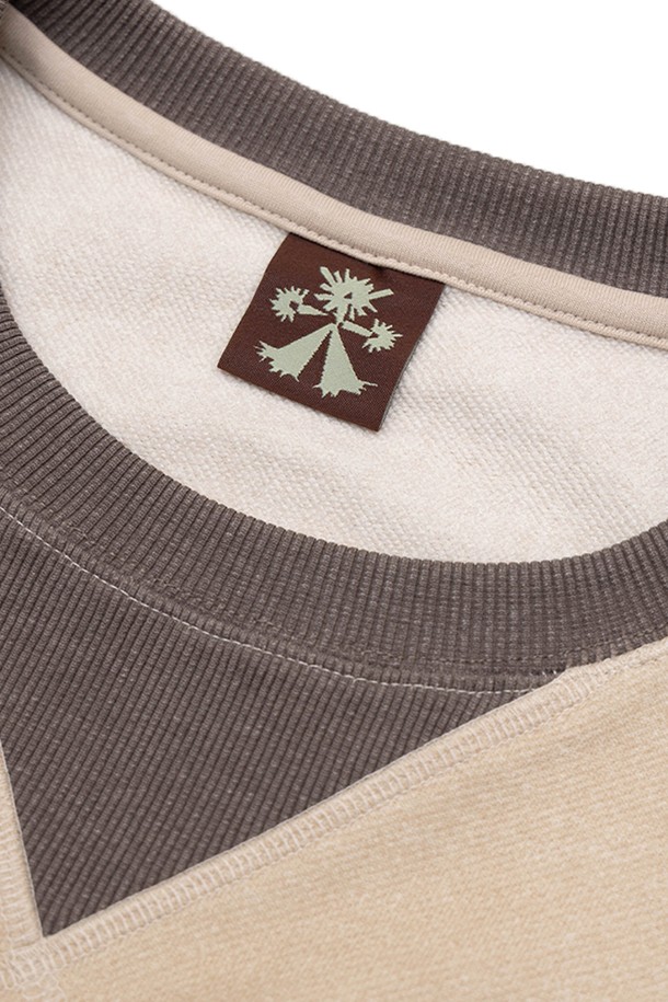 오가닉 리듬 블록 스웻셔츠는 캐주얼, 미니멀, 스트리트 스타일을 선호하는 분들을 위한 상의입니다. 딥 퍼플과 베이지 두 가지 컬러 블록 디자인으로, 일상에서 편안하게 착용하기 좋습니다. 면과 폴리에스테르 혼방 소재로 제작되어 부드러운 촉감과 편안한 착용감을 제공합니다. 가먼트다잉 가공을 거쳐 빈티지 무드를 더했으며, 움직임이 편안한 거셋 디테일을 더했습니다. 오버핏과 긴 소매 기장으로 트렌디한 스타일을 연출하며, 동네 마실룩이나 집콕룩으로 활용하기 좋습니다.
