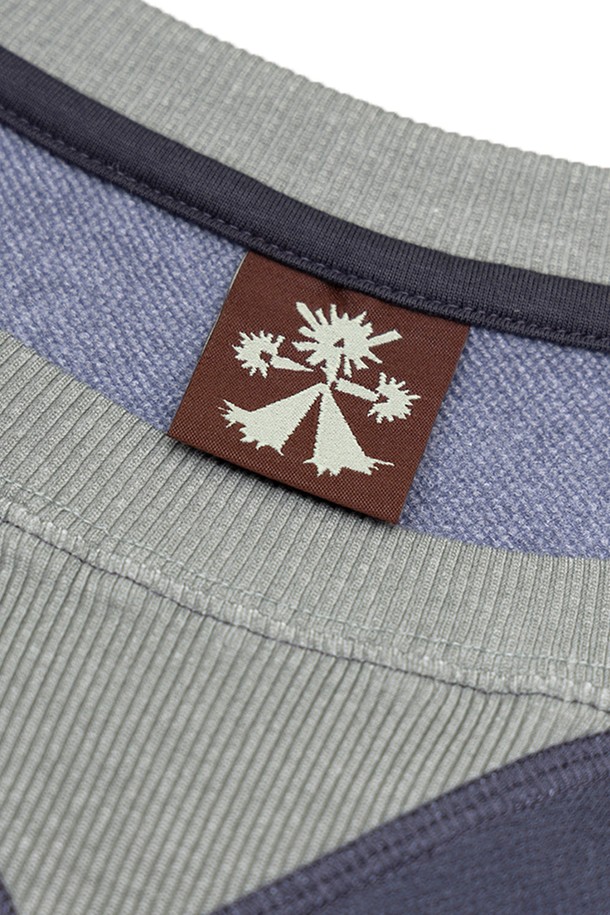 오가닉 리듬 블록 스웻셔츠는 베이직 스타일의 상의로, 일상생활에서 편안하게 착용할 수 있습니다. 딥 퍼플과 베이지 두 가지 컬러로 출시되었으며, 면과 폴리에스테르 혼방 소재로 제작되어 부드러운 촉감을 선사합니다. 컬러 블록 패턴과 긴소매, 오버핏 디자인이 특징이며, 가먼트다잉 워싱 처리와 구셋 디테일로 완성도를 높였습니다. 캐주얼, 미니멀, 클래식 스타일을 모두 소화하는 매력적인 스웻셔츠입니다.
