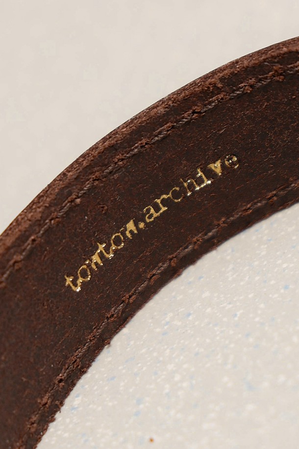 그라피코스 레더 팔찌 다크 브라운은 시그니처 그래픽 각인이 돋보이는 가죽 팔찌입니다. 부드러운 소가죽과 면 소재를 사용하여 편안한 착용감을 제공하며, 끈형 여밈 방식으로 사이즈 조절이 용이합니다. 다크 브라운, 브라운, 올리브, 블랙 4가지 색상으로 출시되어 다양한 스타일에 매치하기 좋습니다.  자연스러운 스타일링을 연출하며, 데이트룩, 여행룩, 산책룩 등 TPO에 맞춰 캐주얼, 클래식, 미니멀한 스타일을 완성해보세요. 천연 소재 특성상 각 제품마다 고유한 외관을 가지며, 형태, 결 패턴, 약간의 벗겨짐 현상이 있을 수 있습니다.
