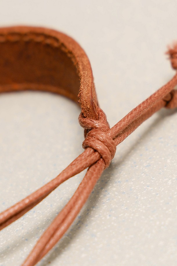 그라피코스 레더 팔찌 브라운은 남녀 모두 착용 가능한 가죽 팔찌입니다. 브라운, 올리브, 블랙, 다크브라운 4가지 색상으로 출시되었으며, 로고 패턴과 각인 장식이 돋보입니다. 부드러운 소가죽과 면 소재를 사용하여, 자연스러운 텍스처를 즐길 수 있습니다. 끈 잠금 방식으로 사이즈 조절이 용이하며, 데이트룩, 카페룩 등 다양한 스타일에 클래식, 미니멀, 캐주얼하게 매치할 수 있습니다. 다만, 천연 소재 특성상 제품별 외관 차이가 있으며, 물에 닿으면 변형될 수 있고, 염색 공정으로 인해 이염될 수 있으니 주의 바랍니다.
