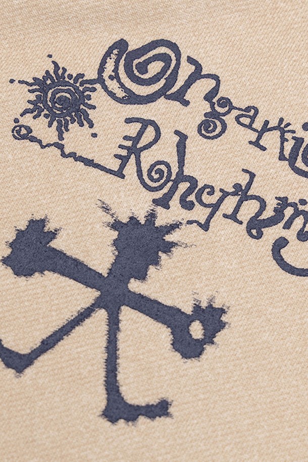 오가닉 리듬 블록 스웻셔츠는 캐주얼, 미니멀, 스트리트 스타일을 선호하는 분들을 위한 상의입니다. 딥 퍼플과 베이지 두 가지 컬러 블록 디자인으로, 일상에서 편안하게 착용하기 좋습니다. 면과 폴리에스테르 혼방 소재로 제작되어 부드러운 촉감과 편안한 착용감을 제공합니다. 가먼트다잉 가공을 거쳐 빈티지 무드를 더했으며, 움직임이 편안한 거셋 디테일을 더했습니다. 오버핏과 긴 소매 기장으로 트렌디한 스타일을 연출하며, 동네 마실룩이나 집콕룩으로 활용하기 좋습니다.
