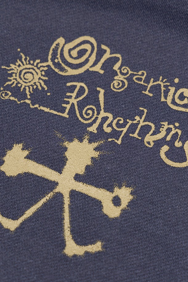 오가닉 리듬 블록 스웻셔츠는 베이직 스타일의 상의로, 일상생활에서 편안하게 착용할 수 있습니다. 딥 퍼플과 베이지 두 가지 컬러로 출시되었으며, 면과 폴리에스테르 혼방 소재로 제작되어 부드러운 촉감을 선사합니다. 컬러 블록 패턴과 긴소매, 오버핏 디자인이 특징이며, 가먼트다잉 워싱 처리와 구셋 디테일로 완성도를 높였습니다. 캐주얼, 미니멀, 클래식 스타일을 모두 소화하는 매력적인 스웻셔츠입니다.
