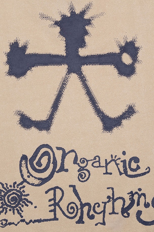 오가닉 리듬 블록 스웻셔츠는 캐주얼, 미니멀, 스트리트 스타일을 선호하는 분들을 위한 상의입니다. 딥 퍼플과 베이지 두 가지 컬러 블록 디자인으로, 일상에서 편안하게 착용하기 좋습니다. 면과 폴리에스테르 혼방 소재로 제작되어 부드러운 촉감과 편안한 착용감을 제공합니다. 가먼트다잉 가공을 거쳐 빈티지 무드를 더했으며, 움직임이 편안한 거셋 디테일을 더했습니다. 오버핏과 긴 소매 기장으로 트렌디한 스타일을 연출하며, 동네 마실룩이나 집콕룩으로 활용하기 좋습니다.
