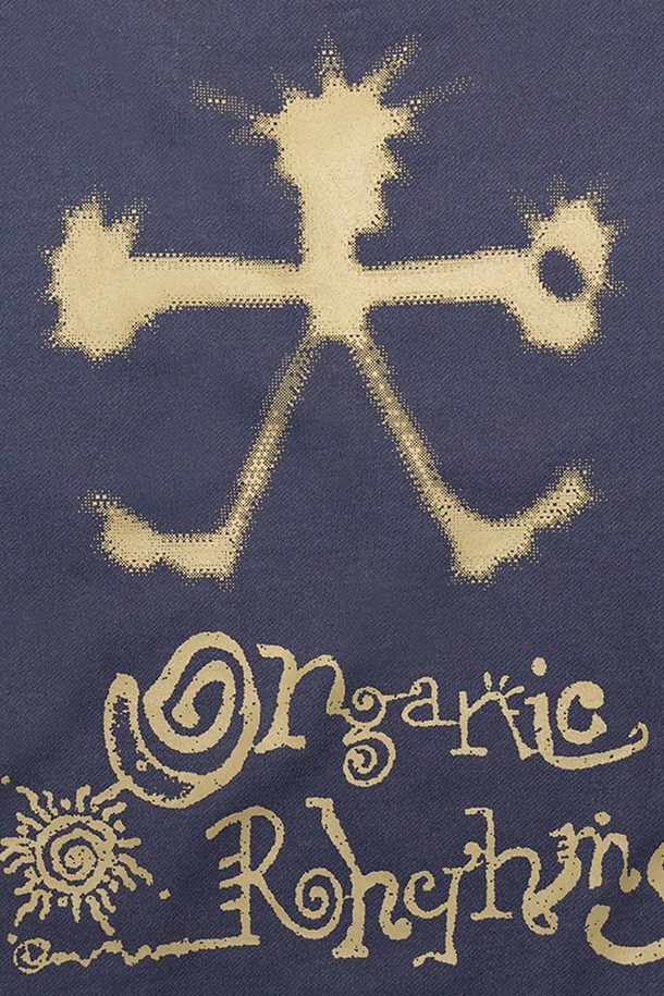 오가닉 리듬 블록 스웻셔츠는 베이직 스타일의 상의로, 일상생활에서 편안하게 착용할 수 있습니다. 딥 퍼플과 베이지 두 가지 컬러로 출시되었으며, 면과 폴리에스테르 혼방 소재로 제작되어 부드러운 촉감을 선사합니다. 컬러 블록 패턴과 긴소매, 오버핏 디자인이 특징이며, 가먼트다잉 워싱 처리와 구셋 디테일로 완성도를 높였습니다. 캐주얼, 미니멀, 클래식 스타일을 모두 소화하는 매력적인 스웻셔츠입니다.
