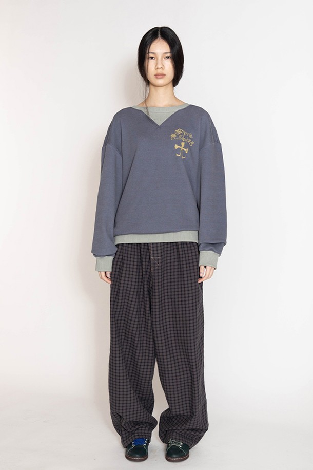 오가닉 리듬 블록 스웻셔츠는 베이직 스타일의 상의로, 일상생활에서 편안하게 착용할 수 있습니다. 딥 퍼플과 베이지 두 가지 컬러로 출시되었으며, 면과 폴리에스테르 혼방 소재로 제작되어 부드러운 촉감을 선사합니다. 컬러 블록 패턴과 긴소매, 오버핏 디자인이 특징이며, 가먼트다잉 워싱 처리와 구셋 디테일로 완성도를 높였습니다. 캐주얼, 미니멀, 클래식 스타일을 모두 소화하는 매력적인 스웻셔츠입니다.
