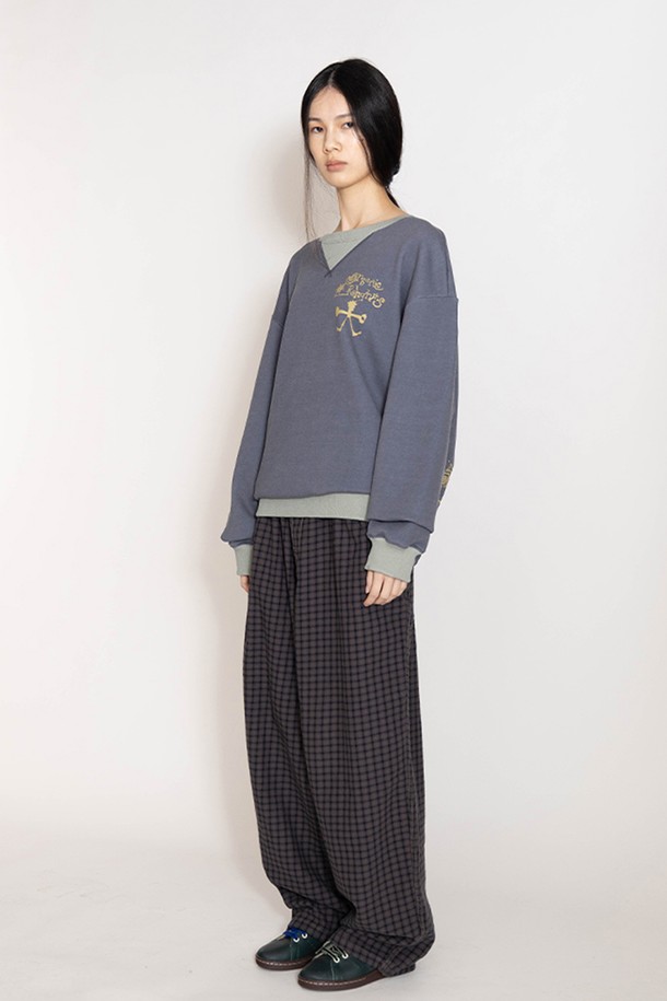 오가닉 리듬 블록 스웻셔츠는 베이직 스타일의 상의로, 일상생활에서 편안하게 착용할 수 있습니다. 딥 퍼플과 베이지 두 가지 컬러로 출시되었으며, 면과 폴리에스테르 혼방 소재로 제작되어 부드러운 촉감을 선사합니다. 컬러 블록 패턴과 긴소매, 오버핏 디자인이 특징이며, 가먼트다잉 워싱 처리와 구셋 디테일로 완성도를 높였습니다. 캐주얼, 미니멀, 클래식 스타일을 모두 소화하는 매력적인 스웻셔츠입니다.
