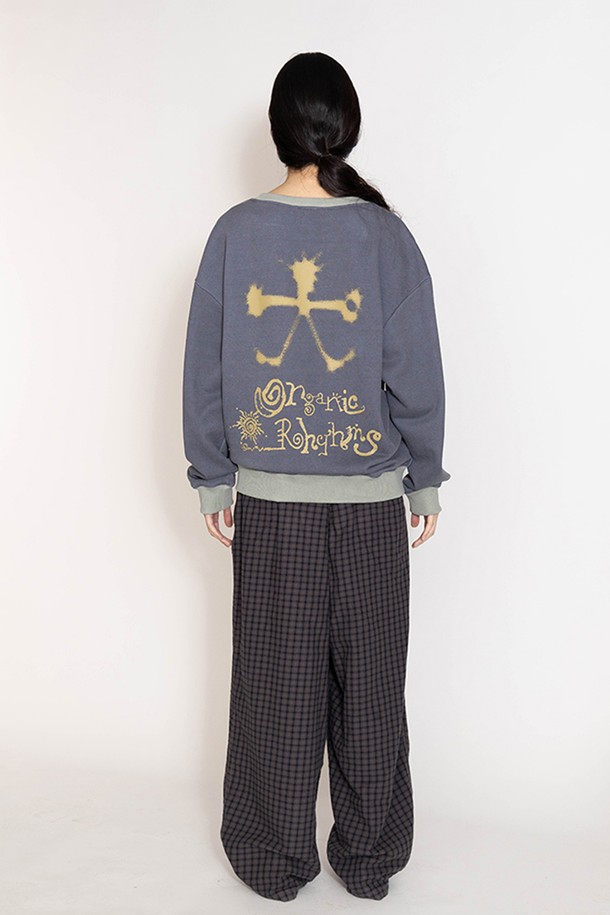 오가닉 리듬 블록 스웻셔츠는 베이직 스타일의 상의로, 일상생활에서 편안하게 착용할 수 있습니다. 딥 퍼플과 베이지 두 가지 컬러로 출시되었으며, 면과 폴리에스테르 혼방 소재로 제작되어 부드러운 촉감을 선사합니다. 컬러 블록 패턴과 긴소매, 오버핏 디자인이 특징이며, 가먼트다잉 워싱 처리와 구셋 디테일로 완성도를 높였습니다. 캐주얼, 미니멀, 클래식 스타일을 모두 소화하는 매력적인 스웻셔츠입니다.
