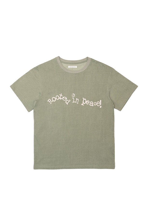 메이드 바이 얼스 반팔 티셔츠는 부드러운 면 소재로 제작되어 편안한 착용감을 선사합니다. 피그먼트 가공을 거쳐 빈티지한 그린 컬러감을 자랑하며, 오버핏 디자인과 라운드넥으로 캐주얼한 스타일을 연출합니다. 일상복, 산책룩 등 다양한 TPO에 활용하기 좋으며, 미니멀, 캐주얼, 스트리트 스타일을 즐겨 입는 분들께 추천합니다. 독특한 피스 테마 그래픽 프린팅으로 포인트를 더했습니다. 봄, 여름 시즌에 데일리하게 입기 좋은 반소매 티셔츠입니다.
