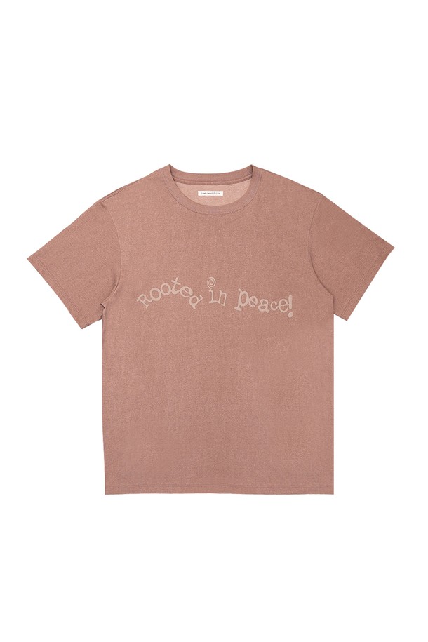 메이드 바이 얼스 반팔 티셔츠는 남녀 공용으로 착용 가능한 캐주얼 스타일의 반팔 티셔츠입니다. 봄, 여름 시즌에 적합하며, 라운드넥과 오버핏 디자인으로 편안한 착용감을 제공합니다. 모카, 그린, 다크 브라운 세 가지 빈티지한 컬러감으로 피그먼트 후가공 처리된 면 소재의 티셔츠입니다. 전면에 피스 테마 2555 그래픽 프린팅이 돋보입니다. 레귤러 기장의 반소매 티셔츠로 미니멀한 스타일을 연출하기 좋습니다.
