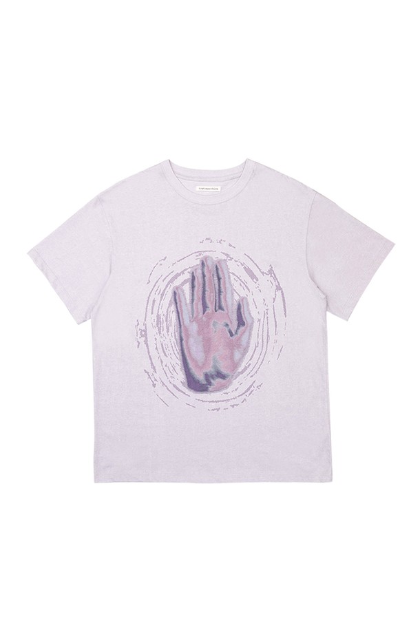 "함사 터치" 반팔 티셔츠는 남녀 공용으로, 캐주얼 및 빈티지 스타일을 연출하기 좋은 아이템입니다. 올리브와 라일락 두 가지 컬러로 출시되었으며, 봄, 여름 시즌에 적합합니다. 면 소재의 오버핏 라운드넥 티셔츠로, 함사(파티마의 손) 그래픽 프린트가 돋보입니다. 피그먼트 후가공 처리로 빈티지한 무드를 더했으며, 편안한 일상룩과 산책룩에 활용하기 좋습니다. 스트리트 패션을 즐기는 분들께도 추천합니다.
