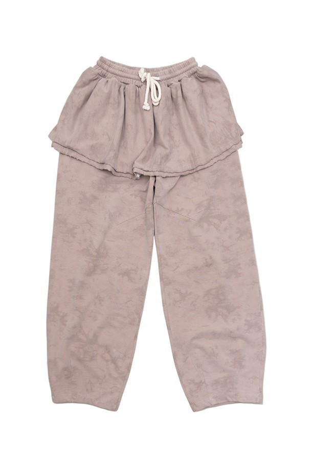 여성스러운 무드를 연출하는 "컴피 스커티드 팬츠"입니다. 부드러운 면, 폴리에스테르, 스판덱스 혼방 소재로 제작되어 편안한 착용감을 선사합니다. 허리 밴딩과 드로스트링으로 사이즈 조절이 용이하며, 스커트 레이어드 디자인과 더블 레이어드 스커트 디테일이 특징입니다. 루즈핏에 오버핏으로 편안함을 강조했으며, 모카, 카키 두 가지 색상으로 출시되었습니다. 일상, 동네 마실룩, 여행룩 등 다양한 TPO에 캐주얼, 미니멀, 클래식 스타일로 활용하기 좋습니다.
