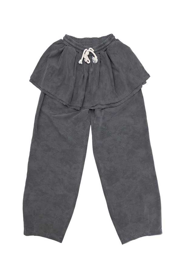 컴피 스커티드 팬츠는 편안함과 스타일을 동시에 잡은 여성용 스커트 팬츠입니다. 모카, 카키, 애쉬 3가지 색상으로 출시되어 다양한 상의와 매치하기 좋습니다. 면, 폴리에스테르, 스판덱스 혼방 소재로 제작되어 부드러운 촉감과 편안한 착용감을 선사합니다. 허리 밴딩과 드로스트링 디테일은 편안함을 더하고, 세미 벌룬 실루엣과 오버핏으로 캐주얼하면서도 스타일리시한 룩을 연출합니다. 동네 마실룩, 여행룩 등 데일리룩으로 활용하기 좋은 아이템입니다.
