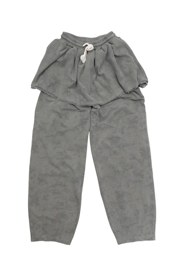 **컴피 스커티드 팬츠**

캐주얼하고 미니멀한 감각을 살린 여성용 스커티드 팬츠입니다. 모카, 카키, 애쉬 세 가지 색상으로 출시되어 데일리룩에 포인트를 더합니다. 면, 폴리에스테르, 스판덱스 혼방 소재로 제작되어 부드러운 촉감과 편안한 착용감을 선사합니다. 허리 스트링과 세미 벌룬 실루엣, 스커트 레이어드 디자인이 특징이며, 오버핏 긴바지로 동네 마실룩, 여행룩 등 다양한 TPO에 활용하기 좋습니다. 
