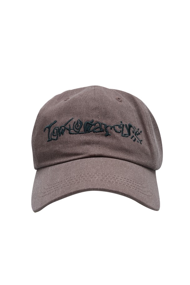 에칭 로고 모자는 면 소재로 제작되어 사계절 내내 착용하기 좋습니다. 브라운, 그린, 에크루 브라운 세 가지 색상으로 출시되었으며, 5cm 깊이의 모자와 5cm 챙 넓이로 디자인되었습니다. 빈티지한 촉감과 에칭 로고 자수 디테일이 돋보이며, 사이즈 조절이 가능하여(54-68cm) 편안한 착용감을 제공합니다. 동네 마실룩, 산책룩 등 캐주얼, 미니멀, 클래식 스타일을 연출하기에 적합한 아이템입니다.
