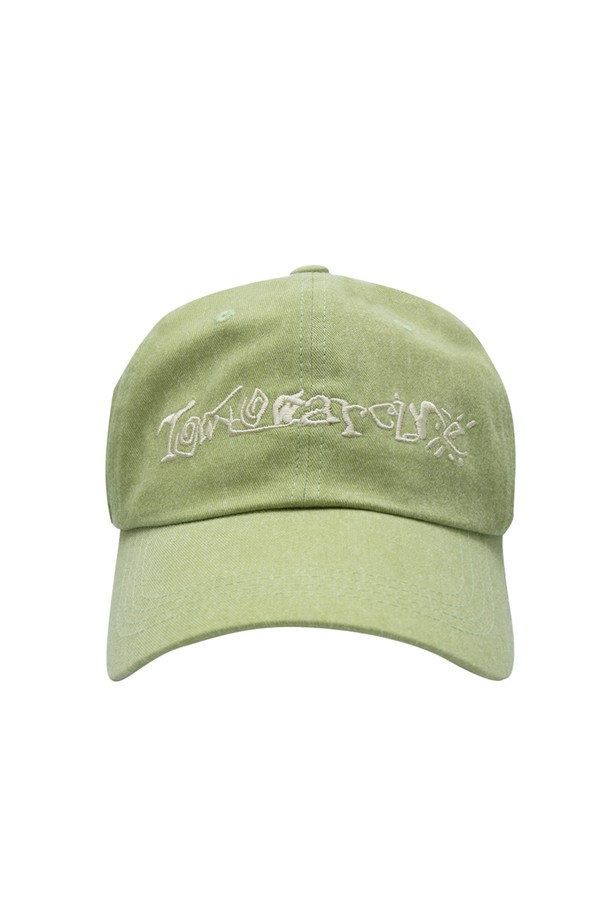 에칭 로고 모자는 빈티지한 감성을 담은 캡모자입니다. 브라운, 그린, 에크루 세 가지 색상으로 출시되었으며, 면 소재로 제작되어 편안한 착용감을 선사합니다. 모자 깊이 5cm, 챙 넓이 5cm로, 자연스러운 워싱 가공과 자수, 로고 디자인이 특징입니다. 사이즈 조절이 가능하며, 캐주얼, 미니멀, 클래식 스타일의 옷차림에 잘 어울립니다. 일상, 산책, 여행 등 다양한 TPO에 활용하기 좋습니다.
