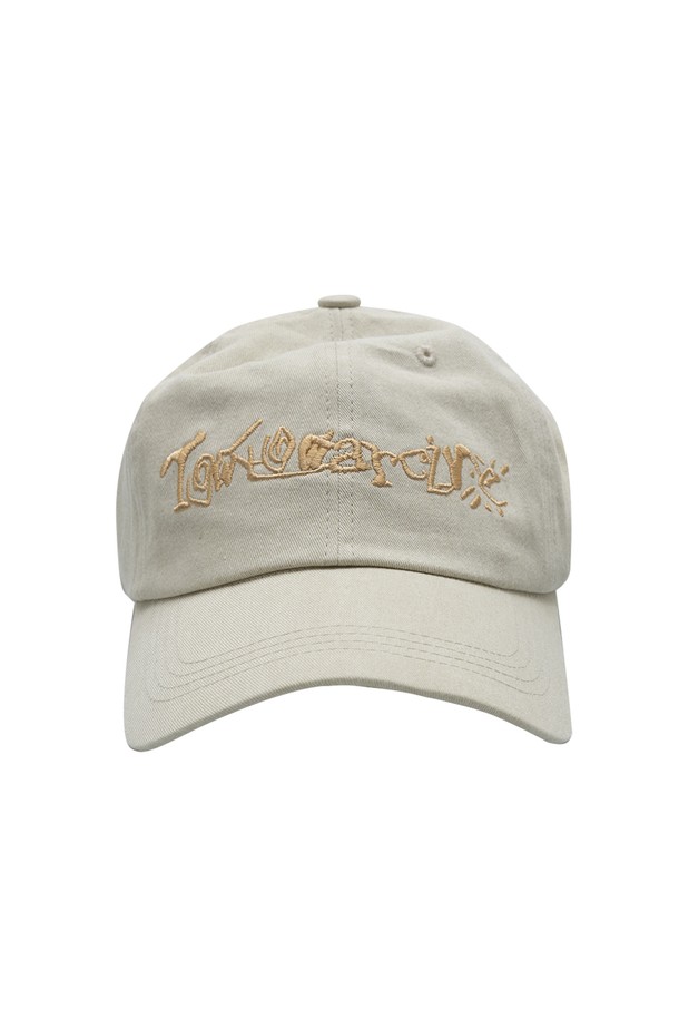 에칭 로고 모자는 공용으로 착용 가능한 캡모자입니다. 에크루, 브라운, 스카이 세 가지 색상으로 출시되었으며, 봄, 여름, 가을 계절에 착용하기 좋습니다. 면 소재로 제작되었으며, 5cm 깊이와 5cm 챙 넓이로 편안한 착용감을 제공합니다. 빈티지 스타일 워싱 가공과 자연스러운 워싱 효과, 자수 디테일이 돋보이며, 사이즈 조절이 가능하여 누구나 착용할 수 있습니다. 캐주얼, 미니멀, 클래식한 스타일에 모두 잘 어울리는 데일리 아이템으로, 동네 마실룩, 산책룩, 여행룩에 활용해 보세요.
