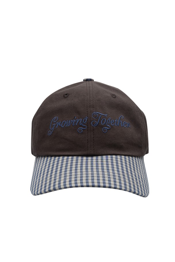 투게더 체크 캡은 부드러운 면 소재로 제작되어 편안한 착용감을 선사합니다. 내추럴 브라운 및 브라운 컬러의 세련된 체크 패턴이 돋보이며, 캐주얼, 클래식, 미니멀 스타일을 연출하기 좋습니다. 5패널 디자인과 5cm 깊이, 5cm 챙 넓이로 제작되어 일상, 산책, 봄 소풍 등 다양한 TPO에 활용하기 좋습니다. 사이즈 조절이 가능하여 누구나 편안하게 착용할 수 있으며, 클래식한 실루엣으로 유행을 타지 않고 오랫동안 즐겨 착용할 수 있습니다.
