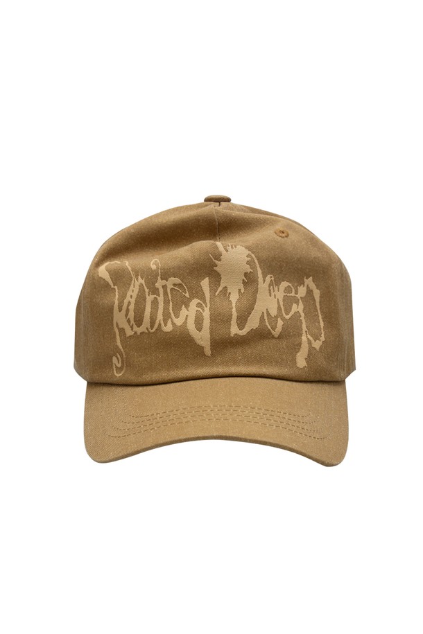 루티드 캡 모자는 캐주얼, 미니멀, 클래식 스타일을 모두 아우르는 디자인으로 동네 마실, 산책, 여행 등 다양한 TPO에 활용하기 좋습니다. 베이지, 올리브, 카멜 3가지 색상으로 출시되었으며, 면 소재로 제작되어 편안한 착용감을 선사합니다. 깊이 5cm, 챙 넓이 5cm의 캡모자로, 5패널 구조와 사이즈 조절 기능으로 머리 사이즈에 맞게 조절하여 착용할 수 있습니다. 3D 리프 프린팅 로고와 프린트 무늬가 돋보이는 캡 모자로, 일상 속 개성을 더해보세요.
