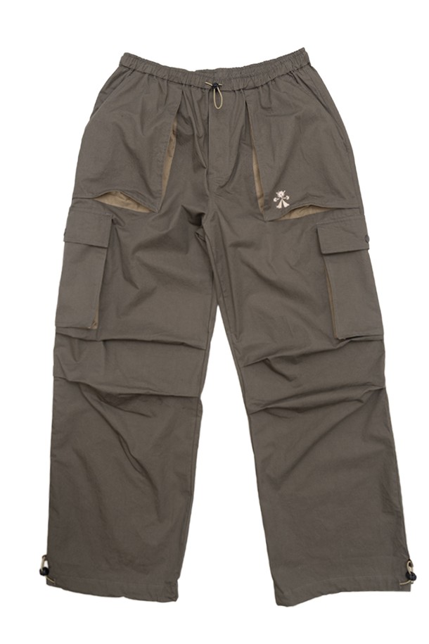 필드 유틸리티 팬츠는 봄, 가을에 어울리는 남녀 공용 긴바지입니다. 빈티지하고 캐주얼한 스타일을 연출하며, 일상생활과 동네 마실룩, 캠핑룩에 적합합니다. 넉넉한 오버핏으로 편안함을 더하고, 브라운, 딥 로스 브라운 두 가지 색상으로 출시되었습니다. 면 소재로 제작되었으며, 유틸리티 포켓과 실리콘 로고, 포켓 배색 디테일로 포인트를 주었습니다. 허리 밴딩으로 활동성을 높였습니다.
