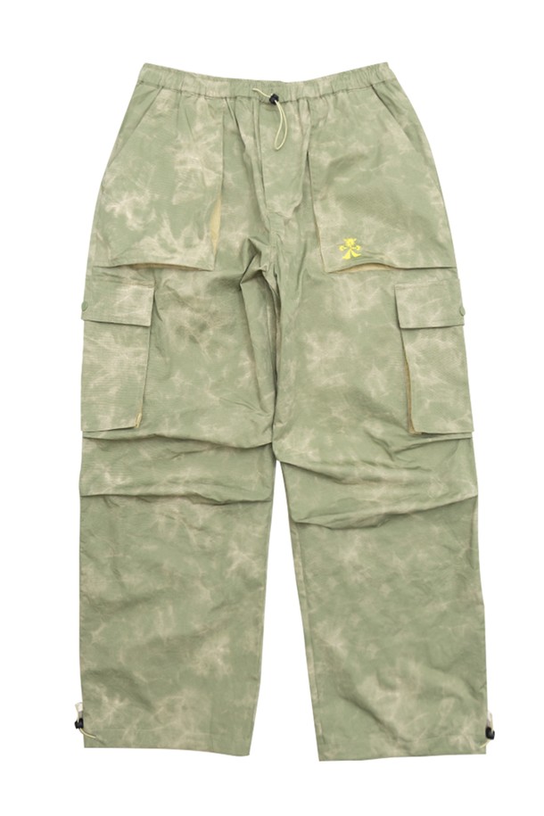 필드 유틸리티 팬츠는 유니섹스 디자인으로, 봄, 여름, 가을 계절에 착용하기 좋은 긴 기장의 바지입니다. 딥 모스(Deep Moss)와 브라운(Brown) 두 가지 색상으로 출시되었으며, 타이다이 워싱 처리와 오버핏 디자인으로 캐주얼 및 밀리터리 무드를 연출합니다.  포켓 콘트라스트 디테일과 무드 심볼 실리콘 로고가 특징이며, 동네 마실룩, 여행룩, 캠핑룩 등 다양한 TPO에 활용 가능합니다.  면 소재로 제작되어 편안한 착용감을 제공하며, 스트리트, 워크웨어 스타일을 즐기는 분들께 적합합니다. 후가공 특성상 이염이 발생할 수 있으니 주의하여 주세요.
