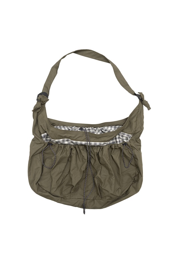 소프트워크 크로스백은 부드럽고 가벼운 면 소재로 제작되어 편안한 착용감을 선사합니다. 카키와 네이비 두 가지 색상으로 출시되어, 무지 패턴에 믹스매치 디테일이 더해져 캐주얼, 미니멀, 클래식 스타일 모두 소화 가능합니다. 가벼운 실루엣으로 동네 마실룩이나 산책룩에 자연스럽게 어울리며, 길이 조절이 가능하여 편리하게 사용하실 수 있습니다. 일상생활에서 다양한 스타일링을 연출해보세요.
