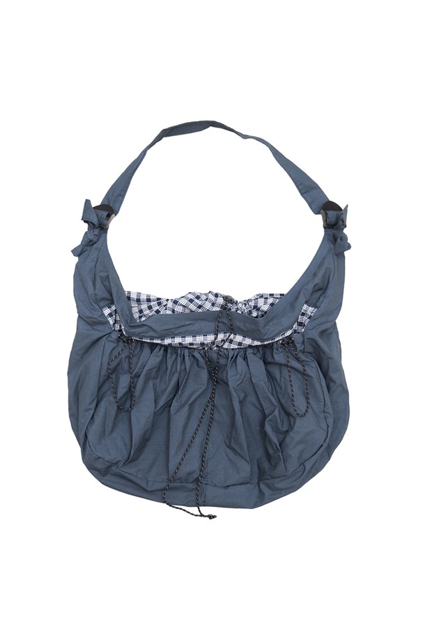 소프트워크 크로스백은 부드러운 실루엣과 가벼운 착용감이 특징인 여성용 크로스백입니다. 면 소재로 제작되어 편안한 착용감을 선사하며, 네이비와 카키 네이비 컬러로 출시되어 다양한 스타일에 매치하기 좋습니다. 믹스매치 디테일이 돋보이는 디자인으로, 캐주얼, 미니멀, 클래식 스타일을 모두 소화할 수 있습니다. 동네 마실룩, 산책룩, 여행룩 등 TPO에 구애받지 않고 데일리 아이템으로 활용할 수 있습니다. 소프트한 실루엣과 원단 컬러 조합이 돋보이며, 다양한 스타일링을 연출할 수 있는 실용적인 가방입니다.
