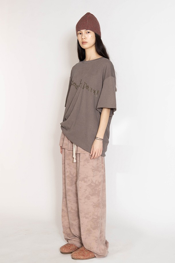 메이드 바이 얼스 반팔 티셔츠는 캐주얼한 스타일을 추구하는 분들을 위한 여름 필수 아이템입니다. 다크 브라운, 모카, 그린 세 가지 빈티지한 컬러로 출시되어, 25SS 컬렉션의 피스 테마 그래픽과 만나 독특한 분위기를 연출합니다. 오버핏과 릴랙스핏으로 편안한 착용감을 선사하며, 동네 마실룩이나 카페룩과 같은 일상적인 TPO에 잘 어울립니다. 면 소재를 사용하여 부드러운 촉감을 자랑하며, 그래픽 피그먼트 후가공으로 빈티지한 컬러감을 더했습니다. 미니멀, 스트리트 스타일을 즐겨 입는 분들께 추천합니다.
