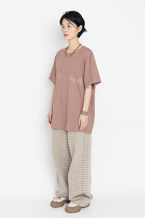 메이드 바이 얼스 반팔 티셔츠는 남녀 공용으로 착용 가능한 캐주얼 스타일의 반팔 티셔츠입니다. 봄, 여름 시즌에 적합하며, 라운드넥과 오버핏 디자인으로 편안한 착용감을 제공합니다. 모카, 그린, 다크 브라운 세 가지 빈티지한 컬러감으로 피그먼트 후가공 처리된 면 소재의 티셔츠입니다. 전면에 피스 테마 2555 그래픽 프린팅이 돋보입니다. 레귤러 기장의 반소매 티셔츠로 미니멀한 스타일을 연출하기 좋습니다.
