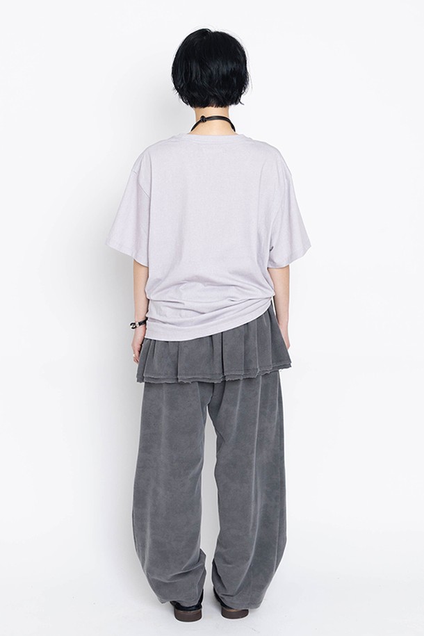 "함사 터치" 반팔 티셔츠는 남녀 공용으로, 캐주얼 및 빈티지 스타일을 연출하기 좋은 아이템입니다. 올리브와 라일락 두 가지 컬러로 출시되었으며, 봄, 여름 시즌에 적합합니다. 면 소재의 오버핏 라운드넥 티셔츠로, 함사(파티마의 손) 그래픽 프린트가 돋보입니다. 피그먼트 후가공 처리로 빈티지한 무드를 더했으며, 편안한 일상룩과 산책룩에 활용하기 좋습니다. 스트리트 패션을 즐기는 분들께도 추천합니다.
