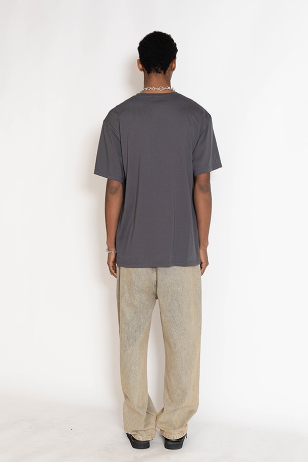 루트 포커스 반팔 티셔츠는 베이직하고 캐주얼한 스타일의 공용 티셔츠입니다. 봄, 여름 시즌에 착용하기 좋으며, 코튼플라워 블루, 에크루, 차콜 세 가지 색상으로 만나볼 수 있습니다. 릴랙스핏 또는 오버핏으로 편안하게 착용 가능하며, 라운드넥 디자인에 그래픽 프린트가 포인트로 더해져 개성을 살렸습니다. 일상, 동네 마실, 여행 등 다양한 TPO에 맞춰 미니멀하고 감각적인 스타일을 연출해보세요. 부드러운 면 소재로 제작되어 편안한 착용감을 선사합니다.
