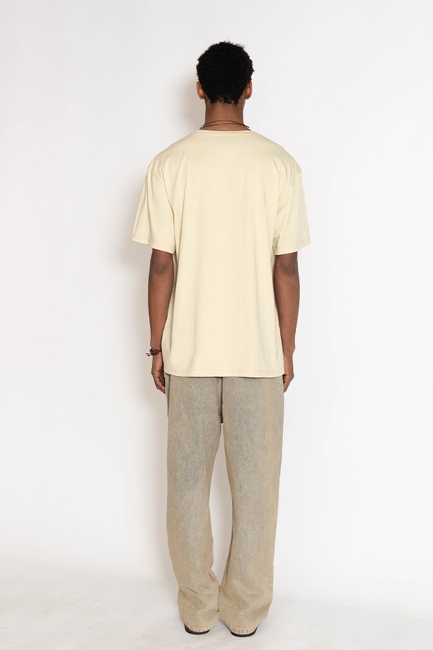 루트 포커스 반팔 티셔츠는 편안한 착용감을 선사하는 오버핏 티셔츠입니다. 코넬플라워 블루, 에크루, 차콜 세 가지 자연스러운 컬러톤으로 출시되어 일상과 휴가룩 모두 활용하기 좋습니다. 부드러운 면 소재로 제작되어 촉감이 좋으며, 캐주얼, 미니멀 스타일을 연출하기에 적합합니다. 그래픽 패턴의 디자인으로 포인트를 더했으며, 동네 마실룩으로 편안하게, 휴가룩으로 스타일리시하게 연출해 보세요. 여름 시즌에 시원하게 입기 좋은 반소매 티셔츠입니다.
